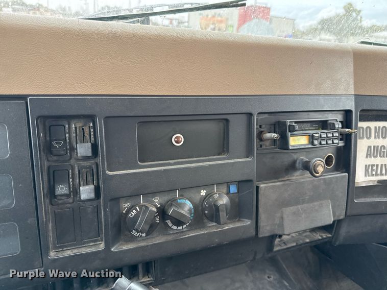 image for item EJ3333 1991 International 4700 pressure digger truck