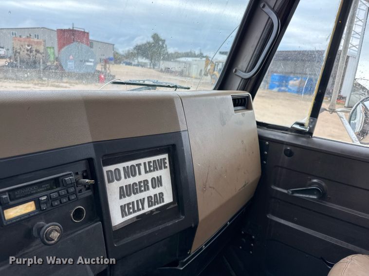 image for item EJ3333 1991 International 4700 pressure digger truck