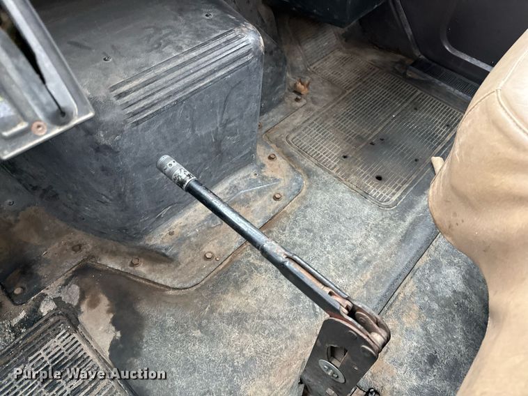 image for item EJ3333 1991 International 4700 pressure digger truck