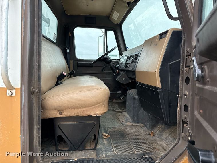 image for item EJ3333 1991 International 4700 pressure digger truck