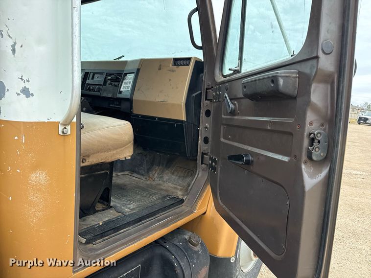 image for item EJ3333 1991 International 4700 pressure digger truck