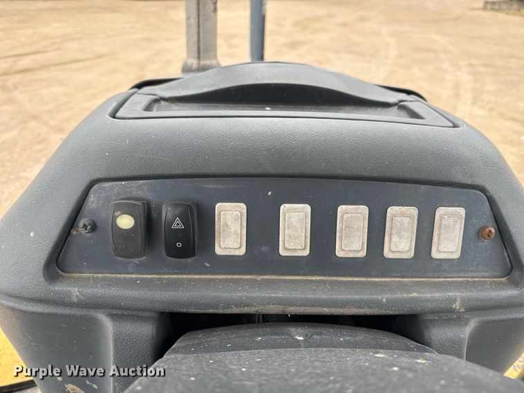 image for item EJ3335 2009 John Deere 310SJ backhoe