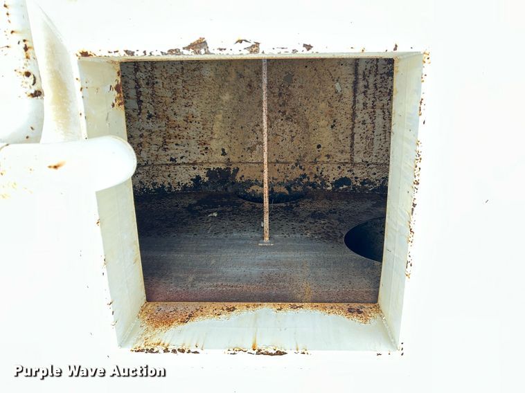 image for item EJ3340 2006 Ford F650 Super Duty XL water truck