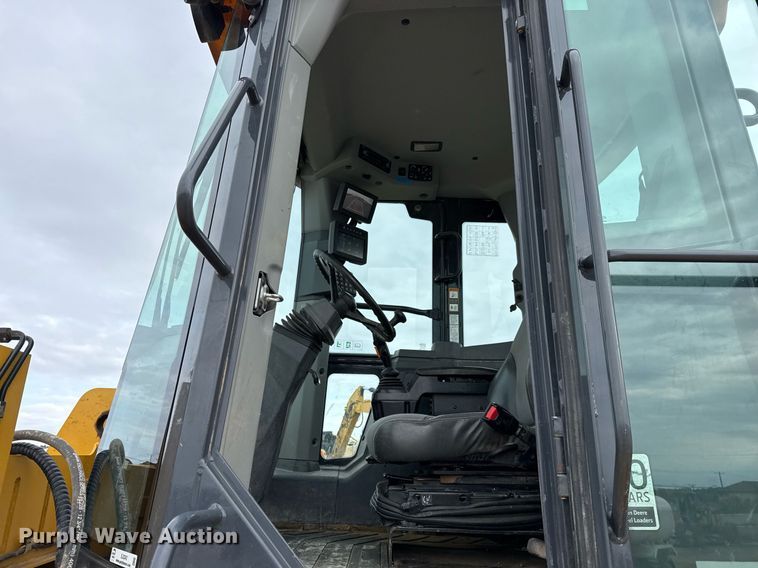 image for item EJ3342 2019 John Deere 544L wheel loader