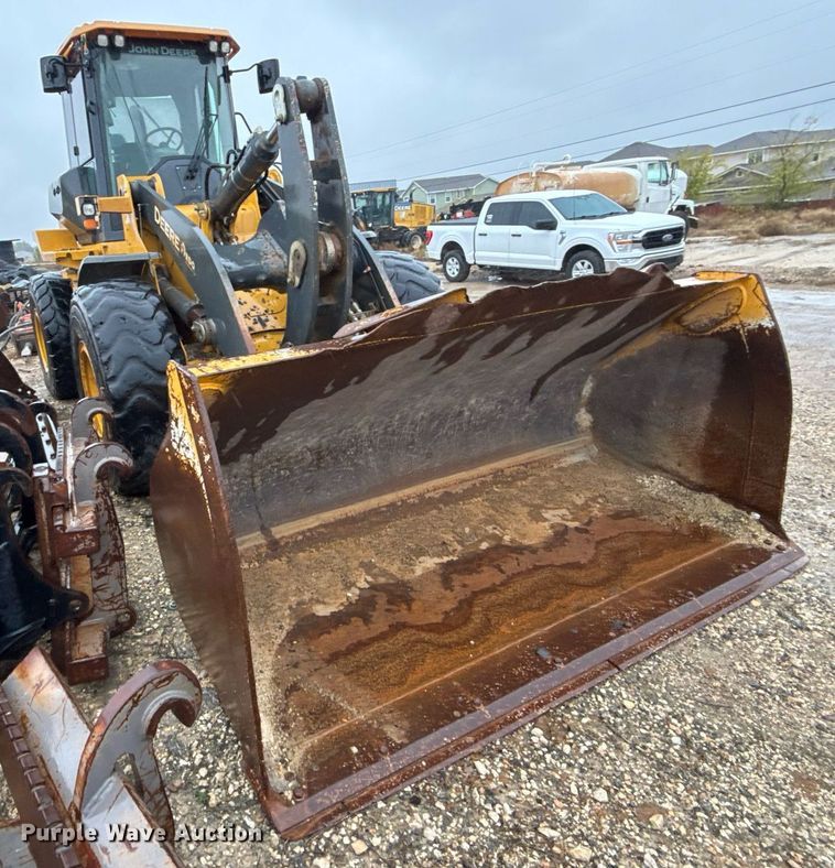 image for item EJ3351 2021 John Deere 624L loader
