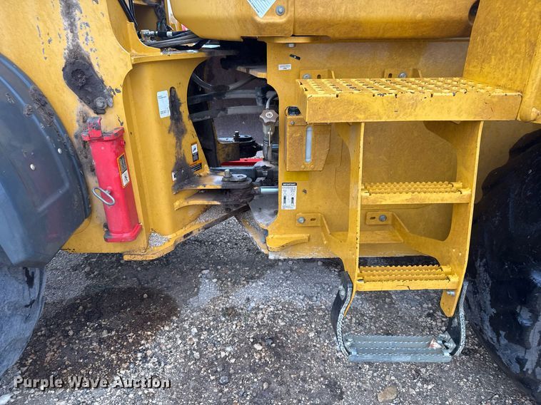 image for item EJ3351 2021 John Deere 624L loader