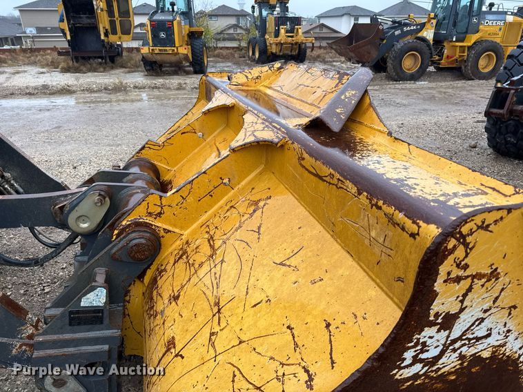 image for item EJ3351 2021 John Deere 624L loader