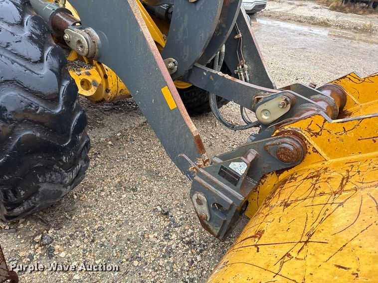 image for item EJ3351 2021 John Deere 624L loader