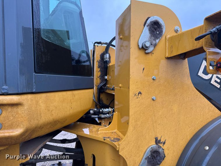image for item EJ3351 2021 John Deere 624L loader