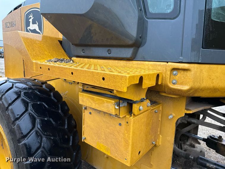 image for item EJ3351 2021 John Deere 624L loader