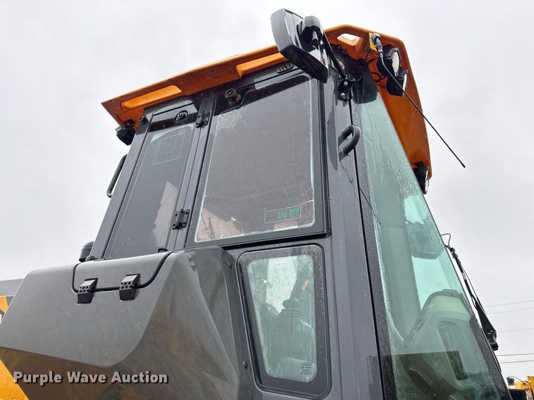 image for item EJ3351 2021 John Deere 624L loader