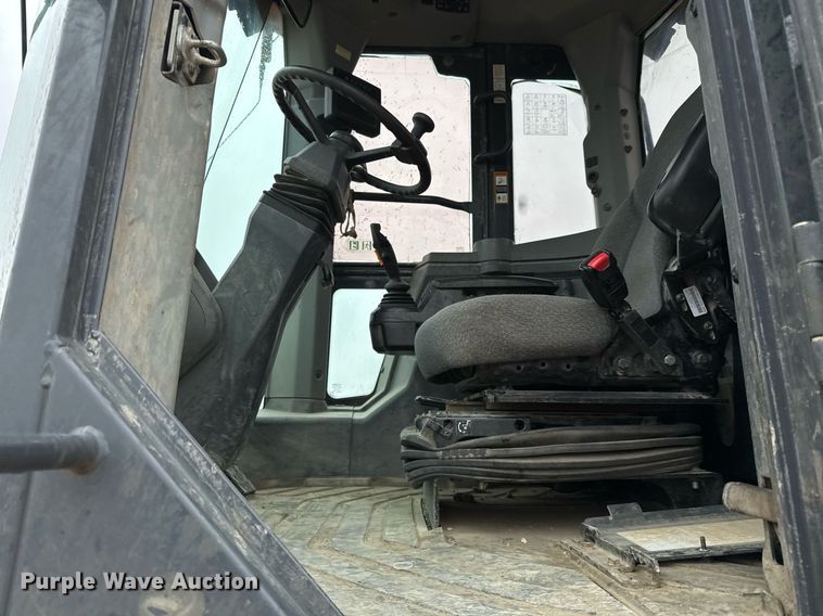 image for item EJ3351 2021 John Deere 624L loader