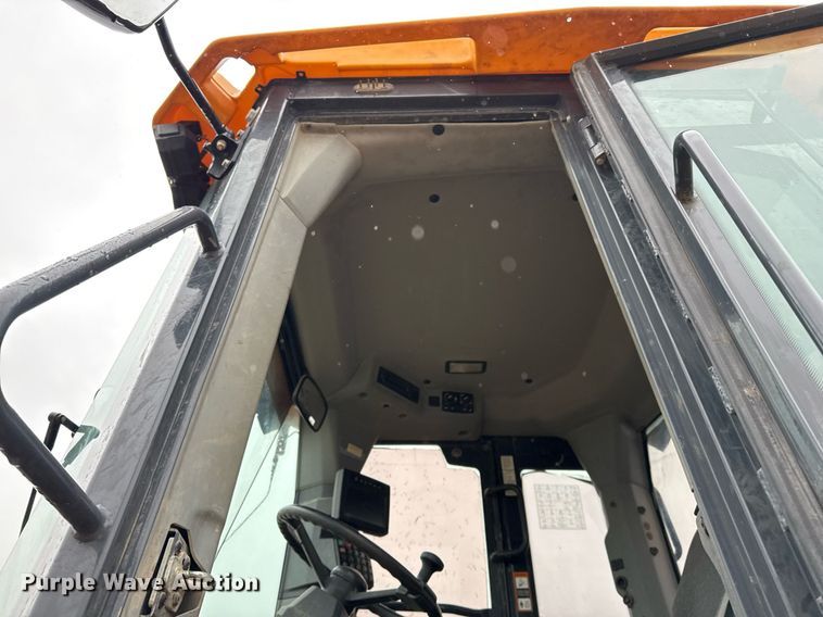 image for item EJ3351 2021 John Deere 624L loader