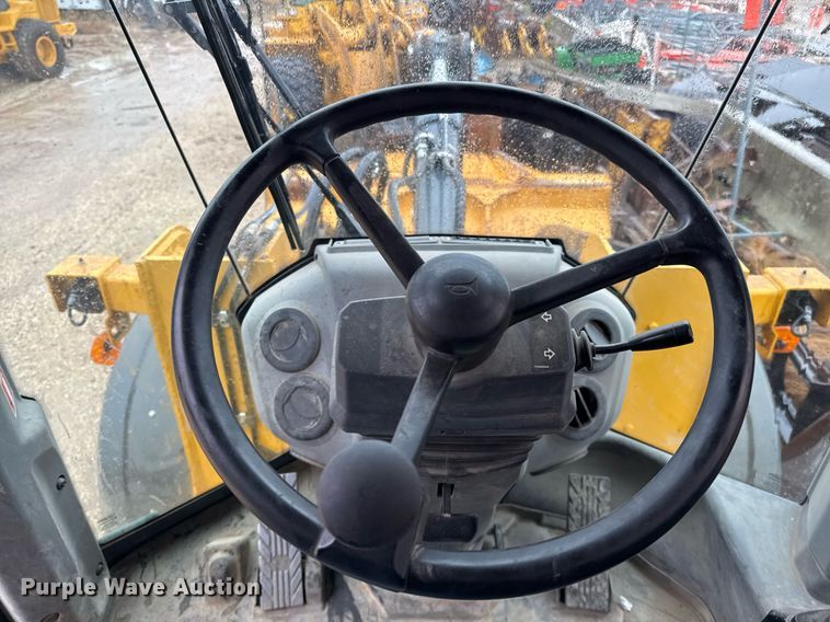 image for item EJ3351 2021 John Deere 624L loader