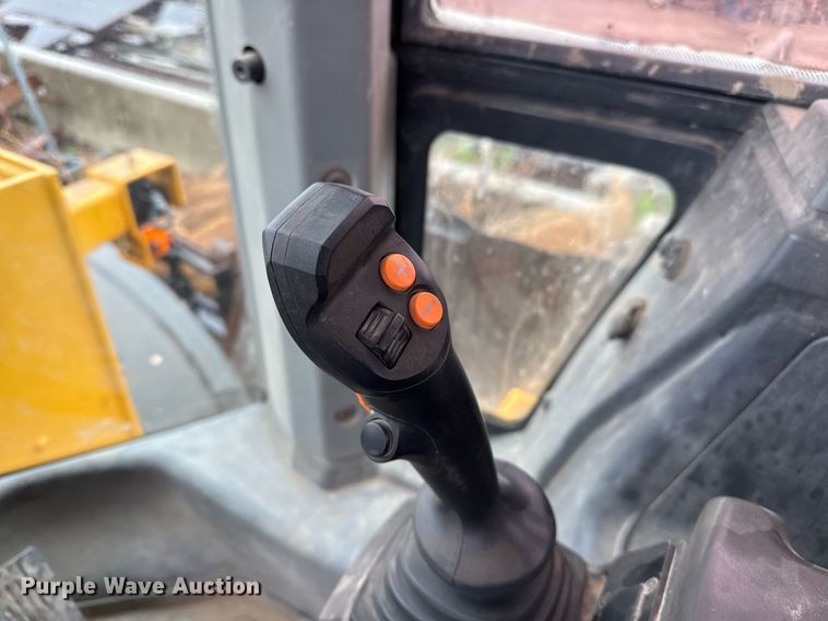 image for item EJ3351 2021 John Deere 624L loader