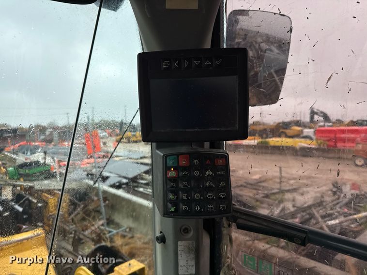 image for item EJ3351 2021 John Deere 624L loader