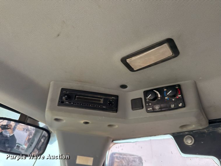 image for item EJ3351 2021 John Deere 624L loader