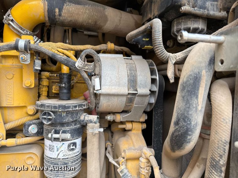 image for item EJ3351 2021 John Deere 624L loader