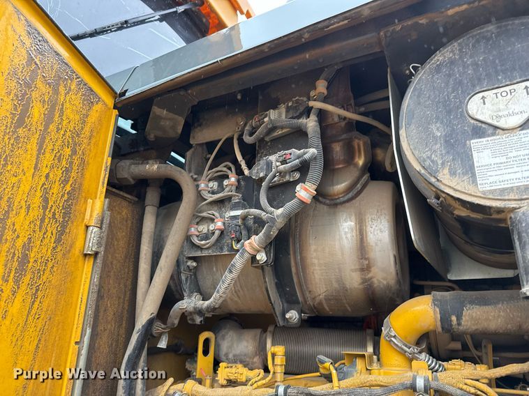 image for item EJ3351 2021 John Deere 624L loader