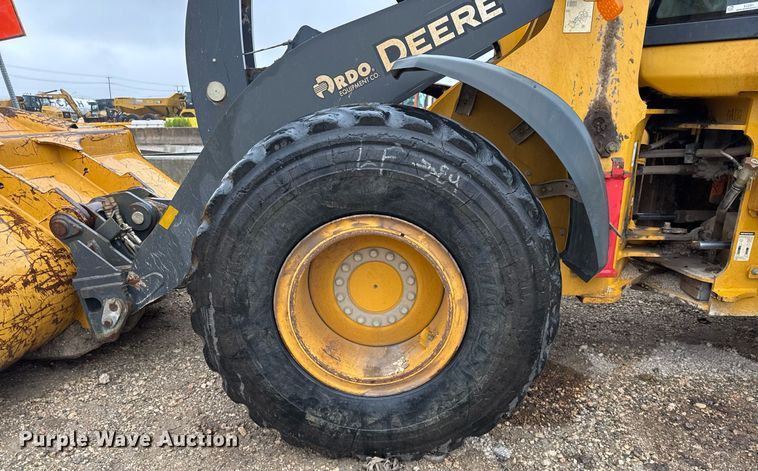 image for item EJ3351 2021 John Deere 624L loader