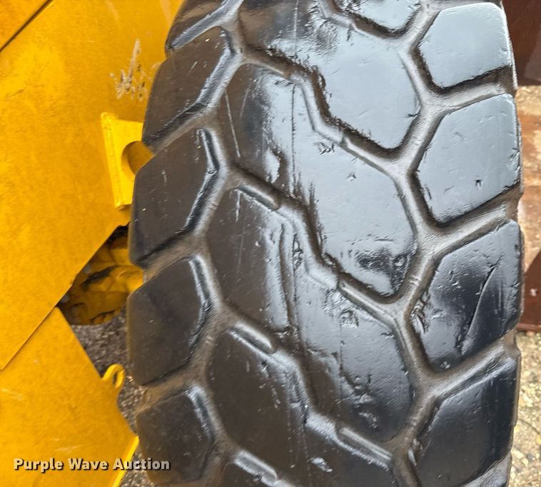 image for item EJ3351 2021 John Deere 624L loader