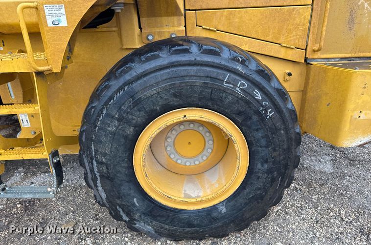 image for item EJ3351 2021 John Deere 624L loader