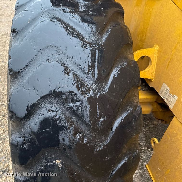 image for item EJ3351 2021 John Deere 624L loader