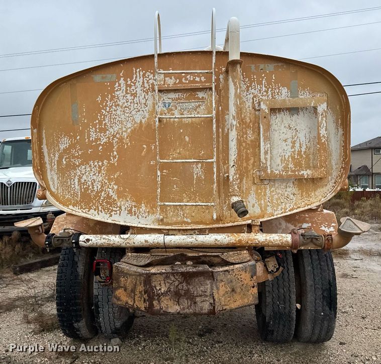 image for item EJ3352 2000 Freightliner FL70 water truck