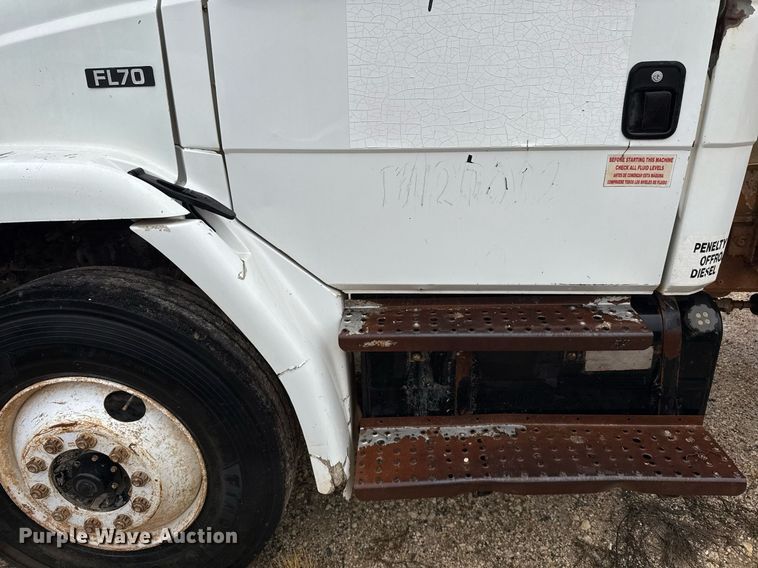 image for item EJ3352 2000 Freightliner FL70 water truck