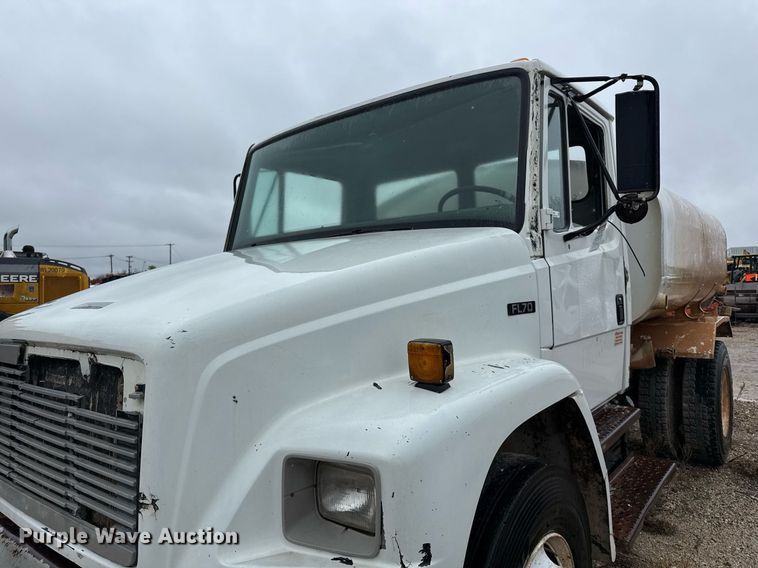 image for item EJ3352 2000 Freightliner FL70 water truck