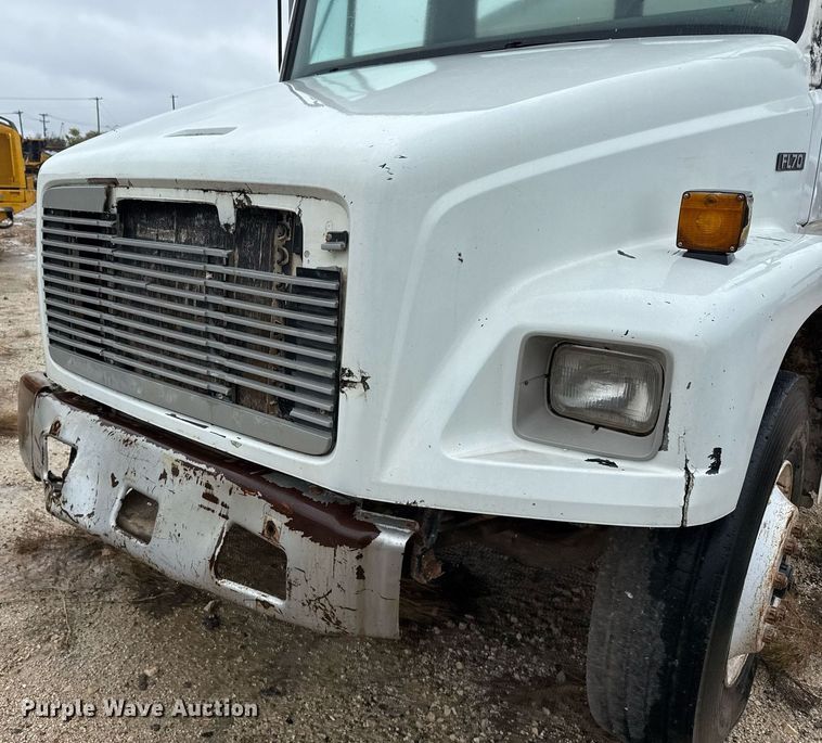 image for item EJ3352 2000 Freightliner FL70 water truck