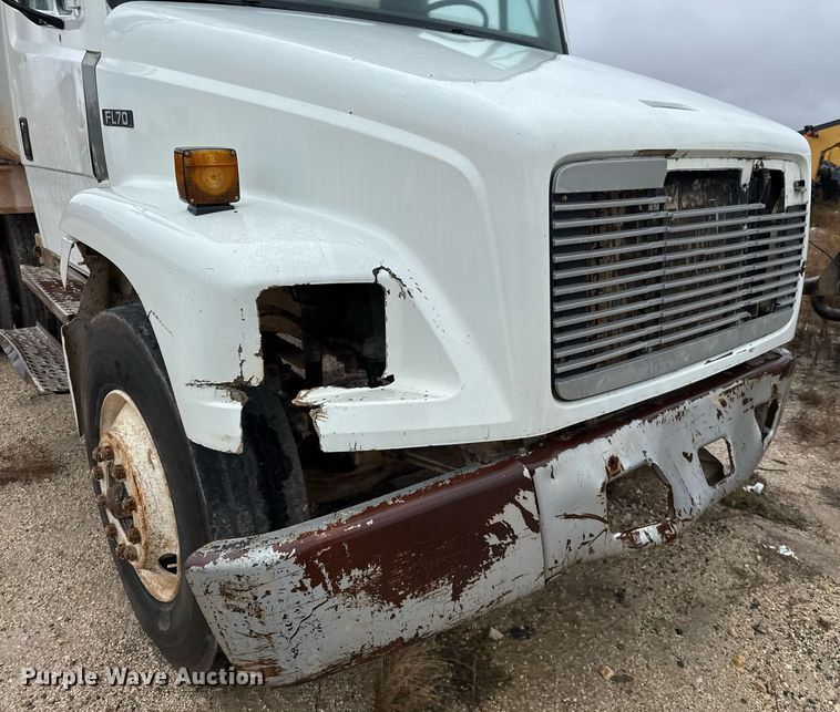 image for item EJ3352 2000 Freightliner FL70 water truck