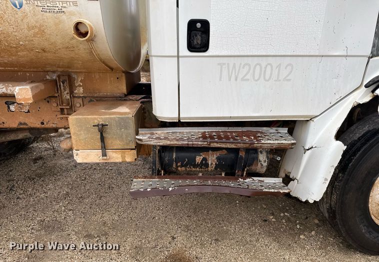 image for item EJ3352 2000 Freightliner FL70 water truck