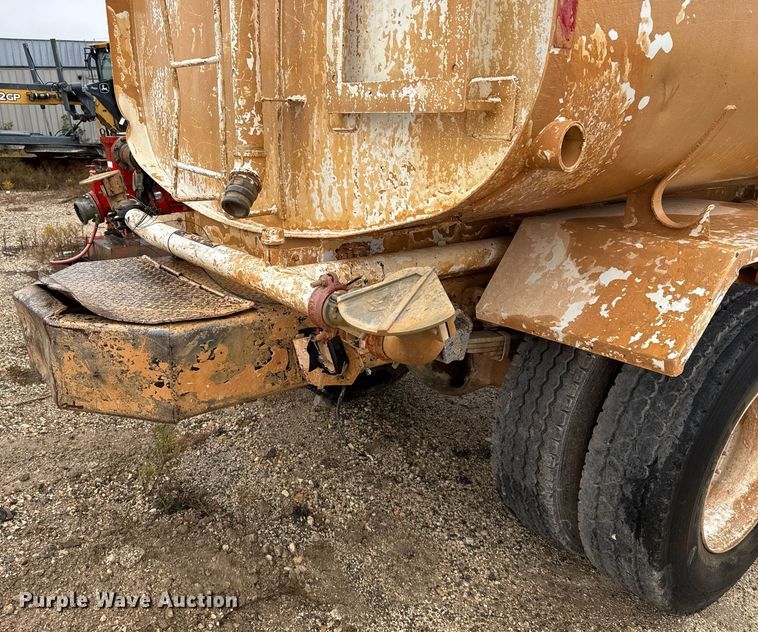 image for item EJ3352 2000 Freightliner FL70 water truck