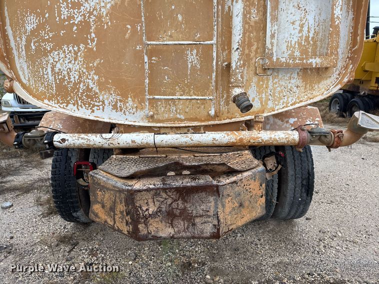 image for item EJ3352 2000 Freightliner FL70 water truck