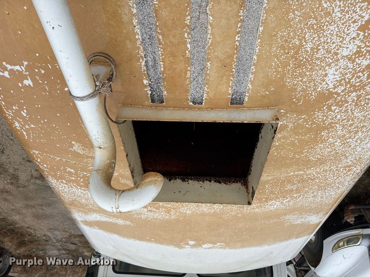 image for item EJ3352 2000 Freightliner FL70 water truck