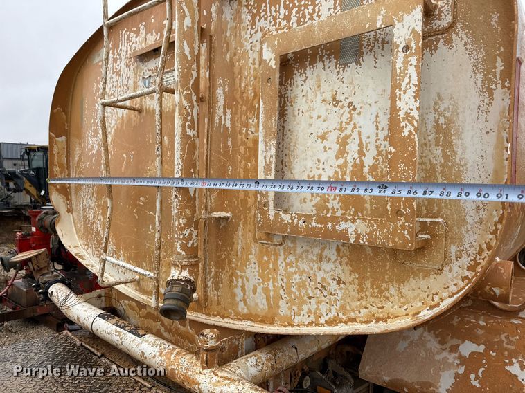 image for item EJ3352 2000 Freightliner FL70 water truck