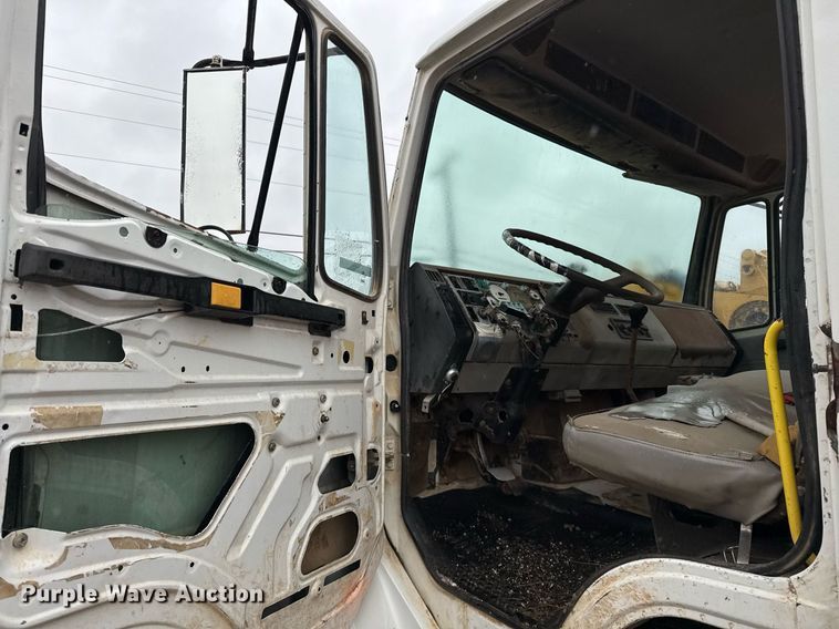 image for item EJ3352 2000 Freightliner FL70 water truck