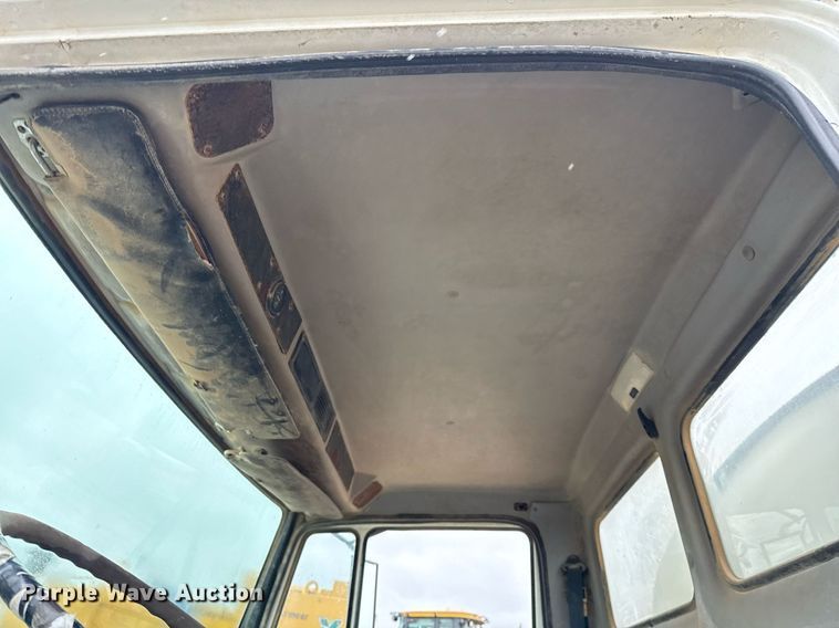 image for item EJ3352 2000 Freightliner FL70 water truck