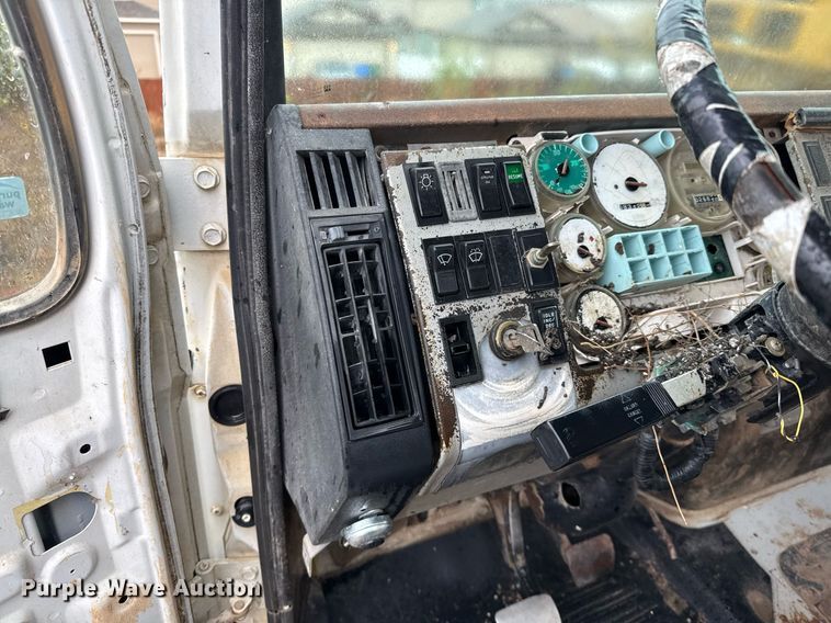 image for item EJ3352 2000 Freightliner FL70 water truck