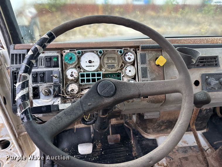 image for item EJ3352 2000 Freightliner FL70 water truck