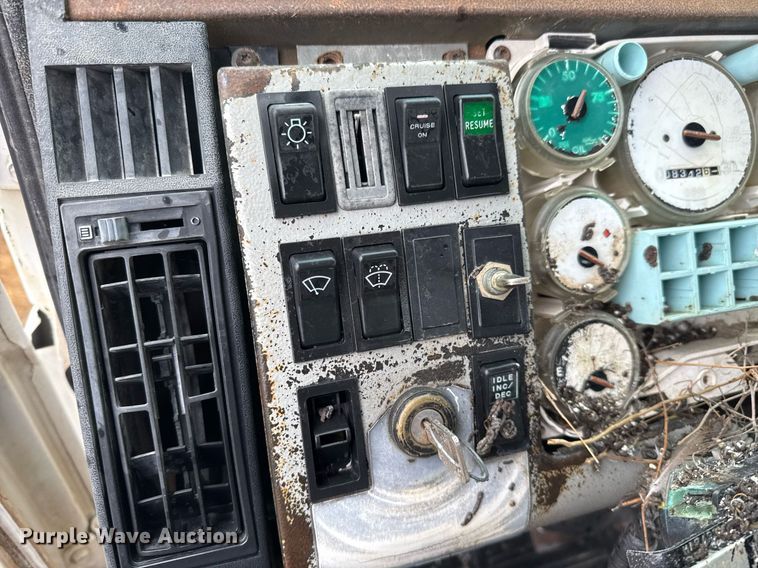 image for item EJ3352 2000 Freightliner FL70 water truck