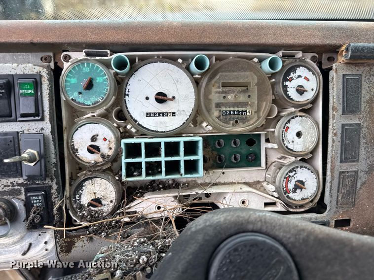 image for item EJ3352 2000 Freightliner FL70 water truck