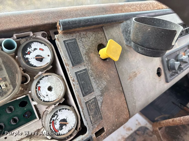 image for item EJ3352 2000 Freightliner FL70 water truck