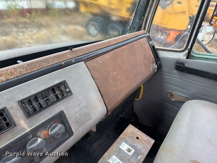 image for item EJ3352 2000 Freightliner FL70 water truck