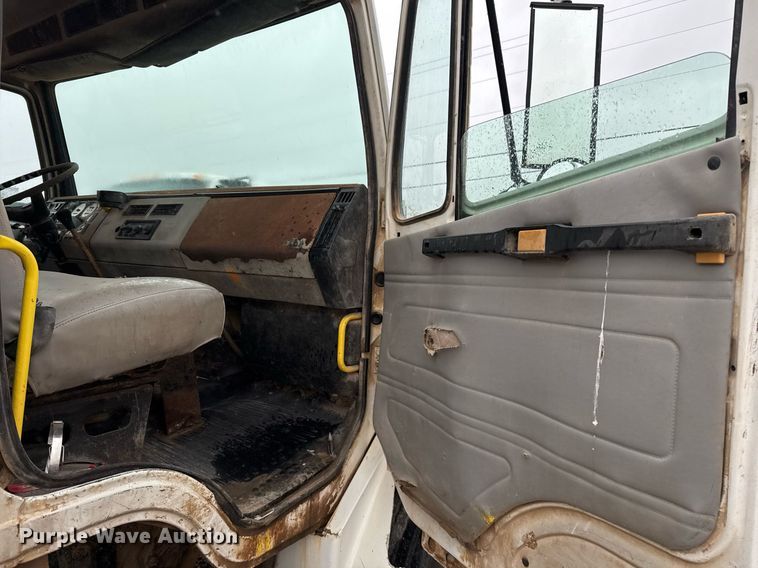 image for item EJ3352 2000 Freightliner FL70 water truck