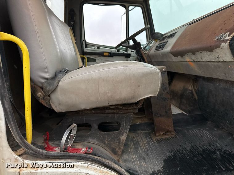 image for item EJ3352 2000 Freightliner FL70 water truck