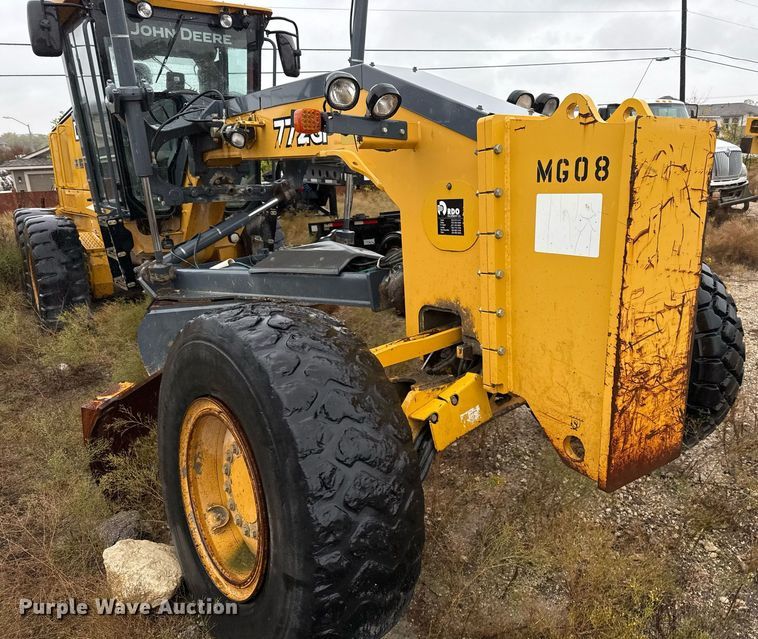 image for item EJ3354 2011 John Deere 772G motor grader