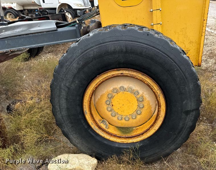 image for item EJ3354 2011 John Deere 772G motor grader