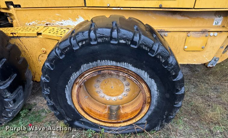 image for item EJ3354 2011 John Deere 772G motor grader